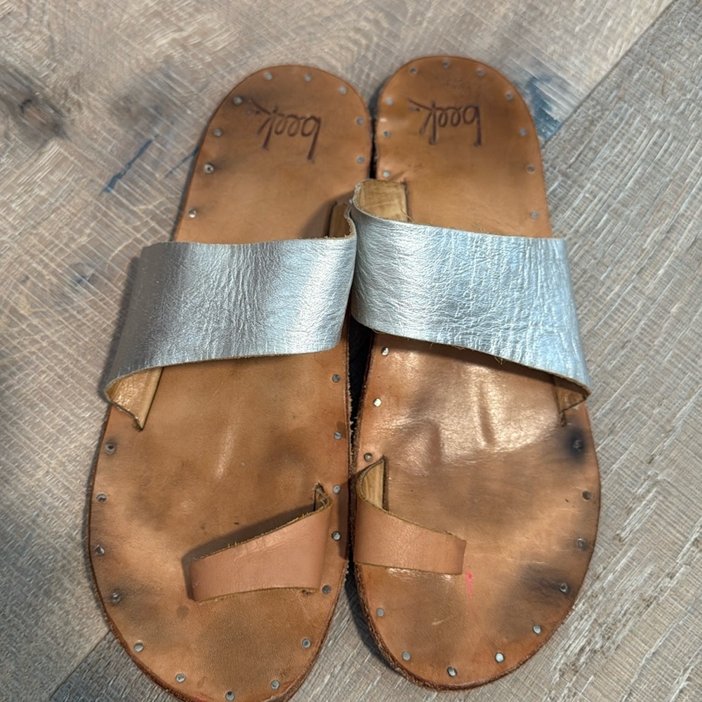 Beek Finch silver tan Leather Toe Ring Sandals Women’s Size 8